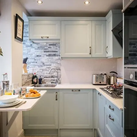 Glen Wynne Lovely Pet Friendly - Free Off-site Health Club Access With Pool, Sauna, Steam & Gym