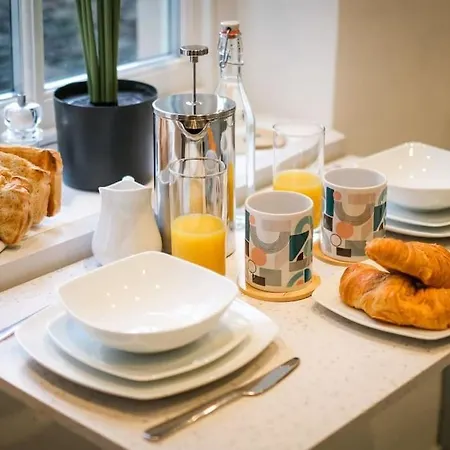 Glen Wynne: Pet-friendly With Health Club Access Apartment *